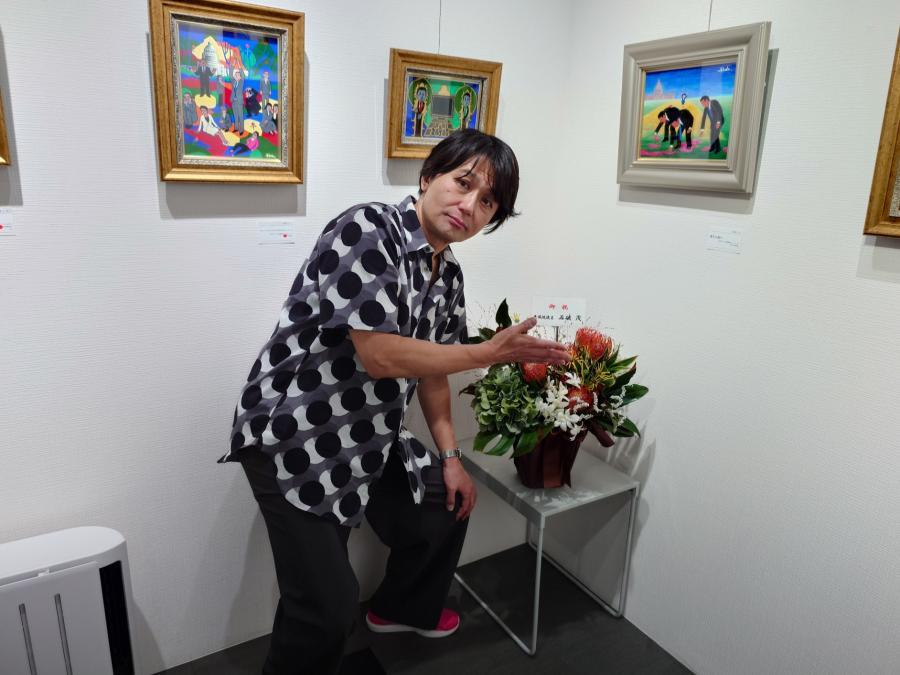 贈衆議院議員石破茂の花束を前にご満悦の福本ヒデさん