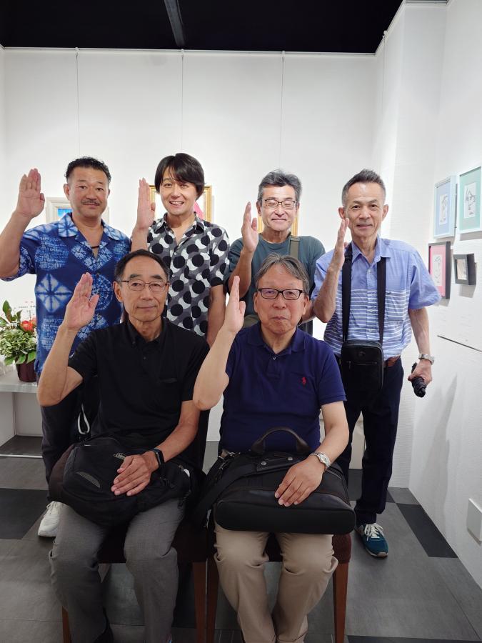 福本ヒデさんを囲んで九州国際大学卒業生6名